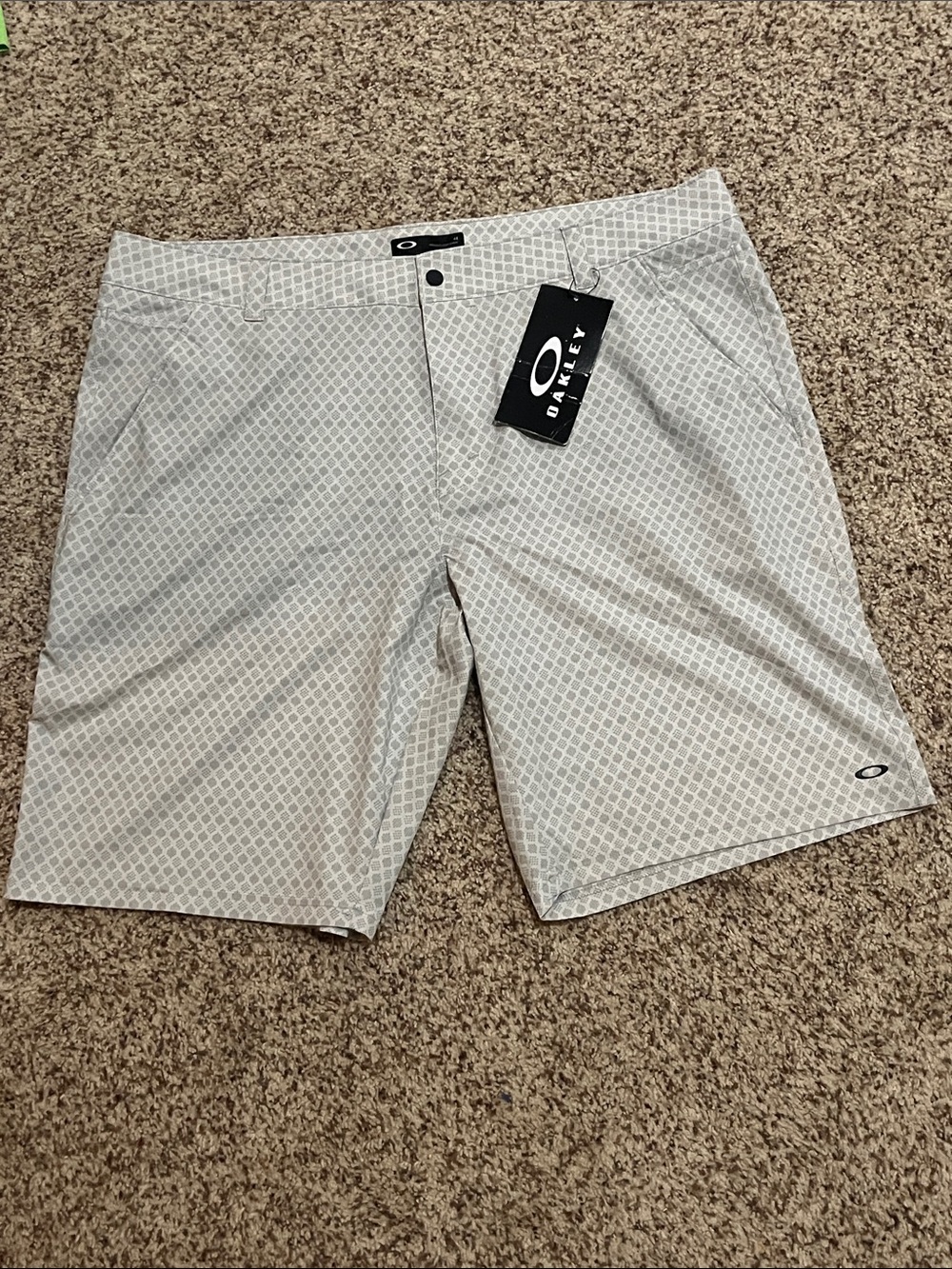 NWT Oakley Light Gray Diamond-Print Men's Shorts